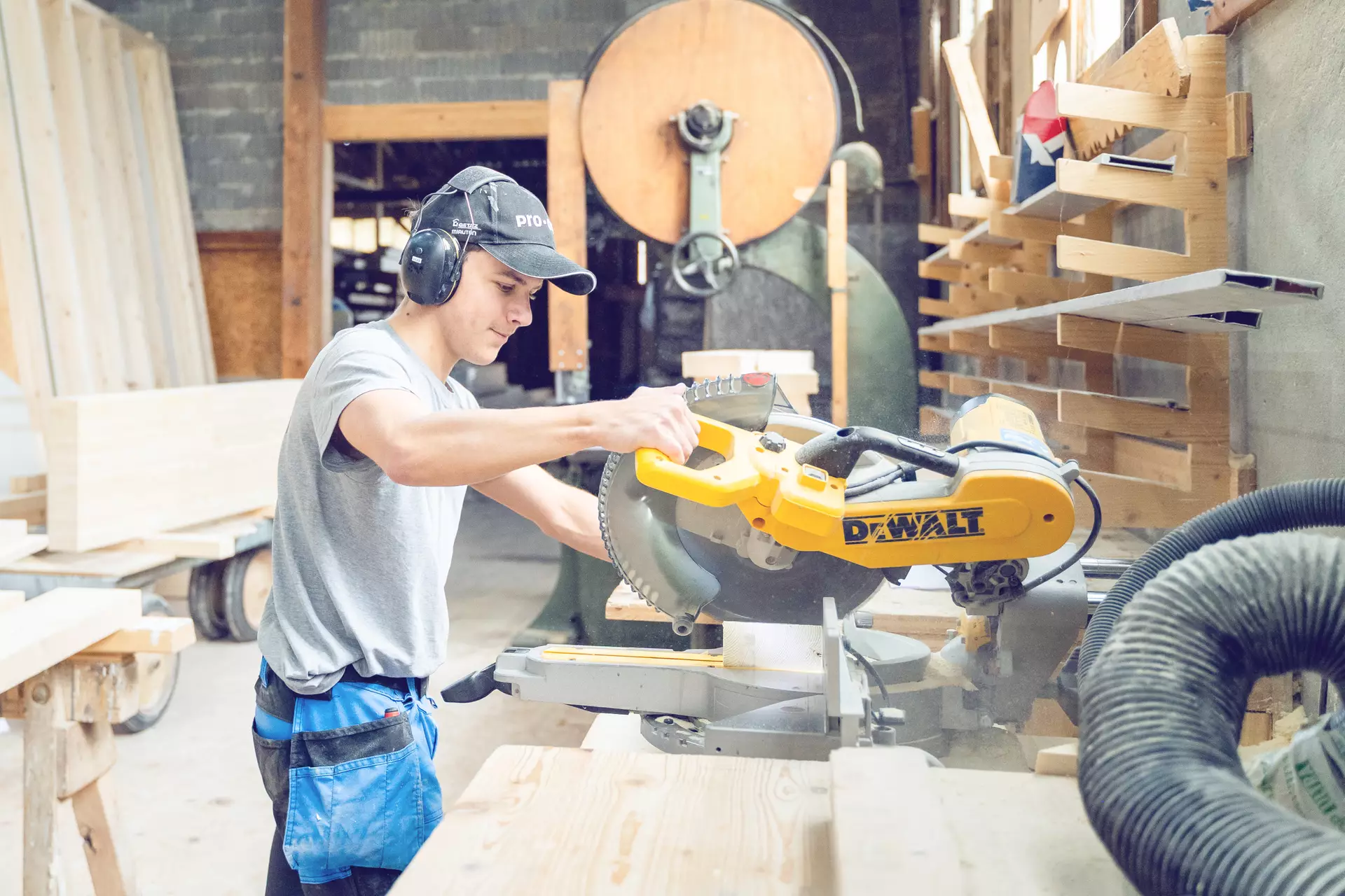 Apprenti charpentier utilisant une machine en atelier