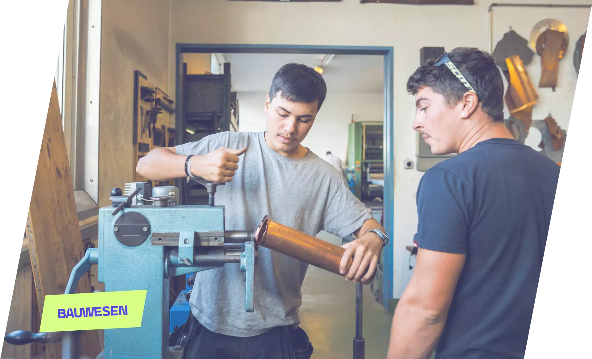 apprenti ferblantier et son maître d'apprentissage
