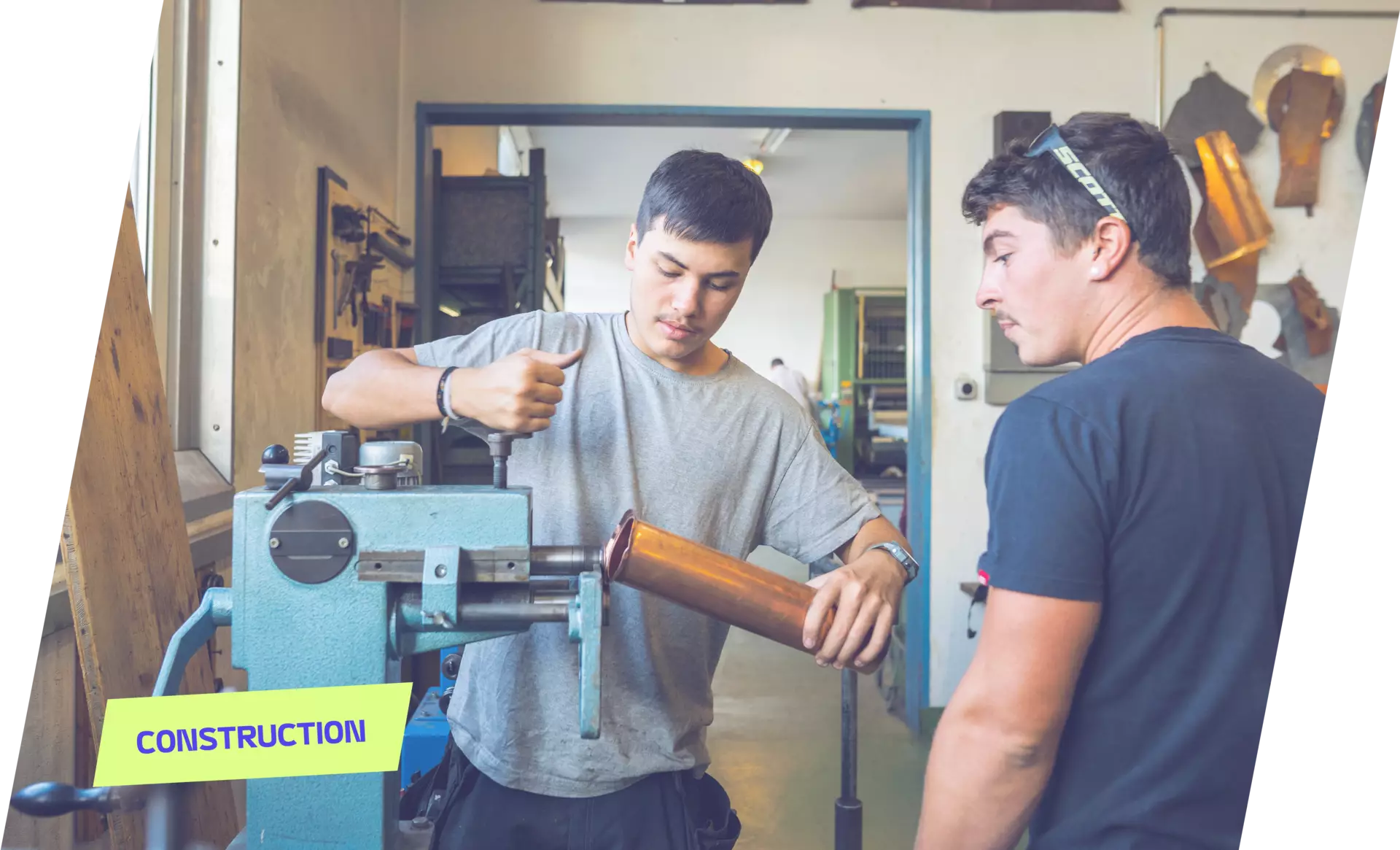 un apprenti ferblantier et son maître d'apprentissage