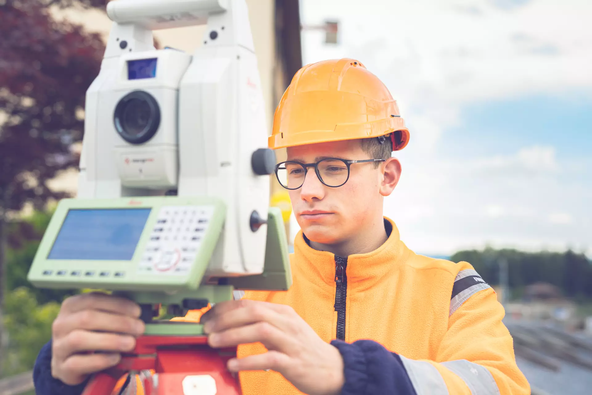 apprenti géomètre prenant des mesures