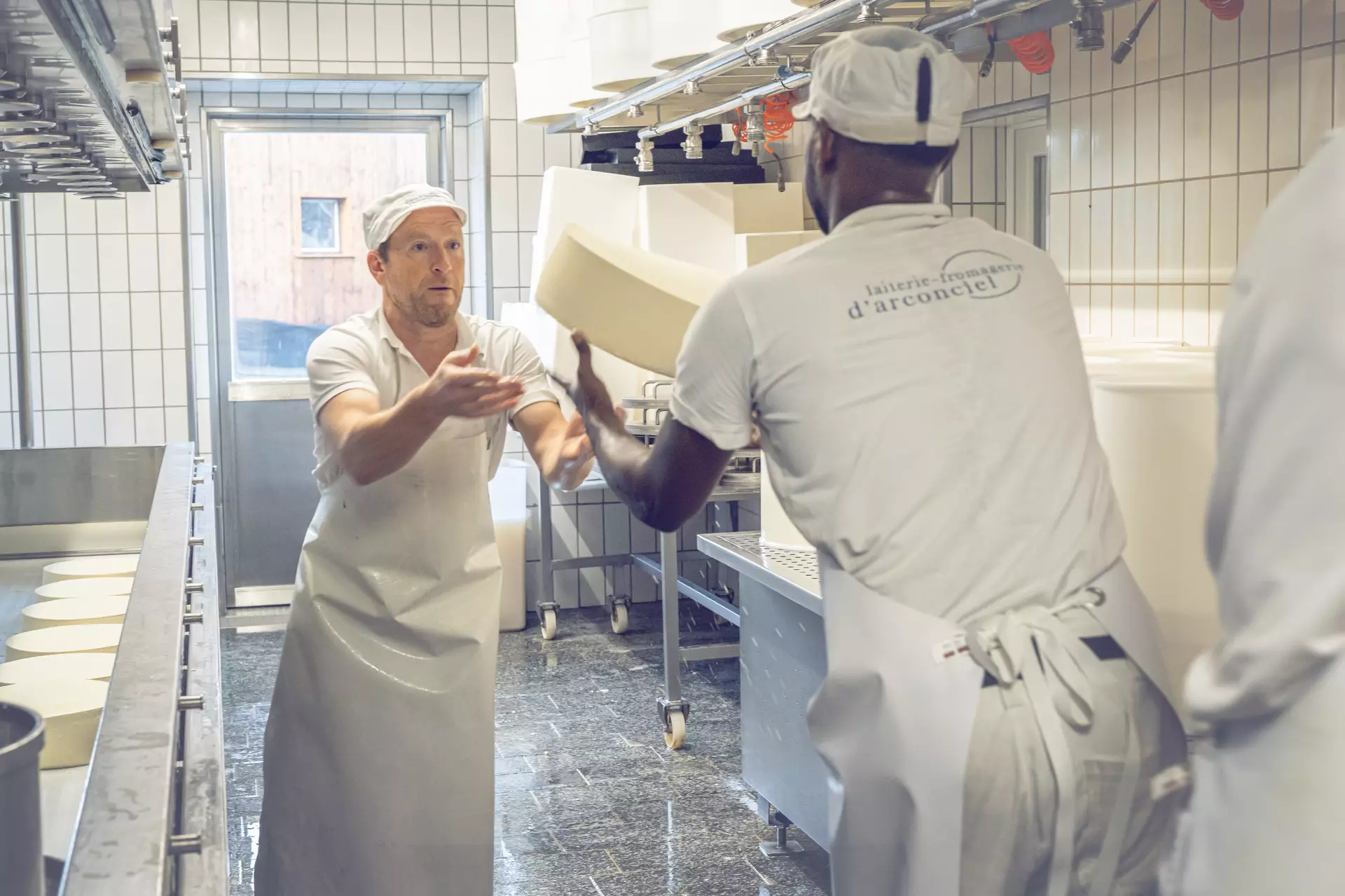 formateur lançant un fromage à son apprenti