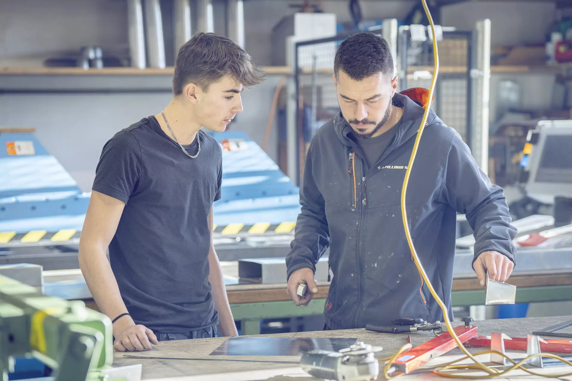 Apprenti ferblantier discutant avec son formateur
