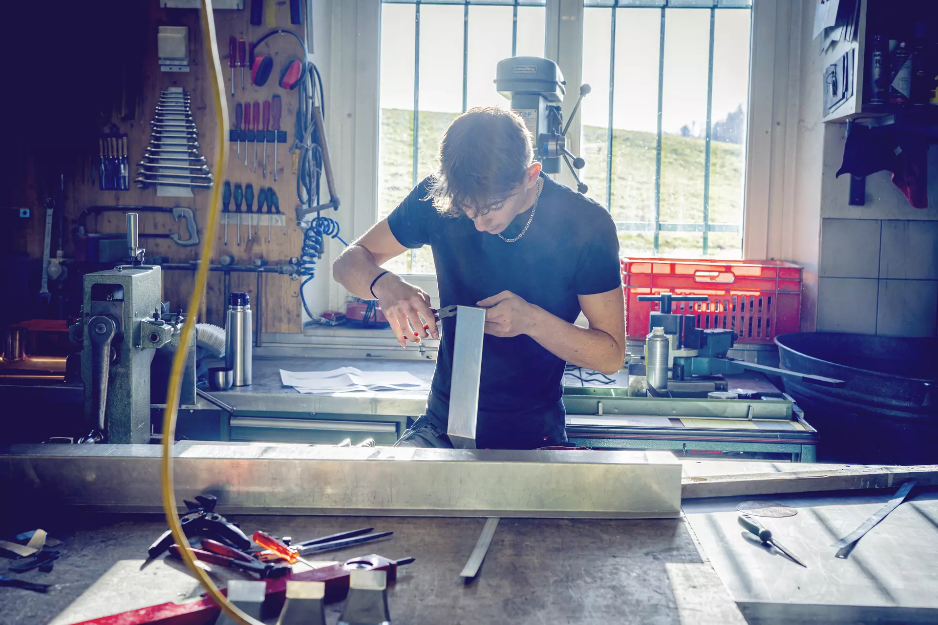 apprenti ferblantier ajustant une pièce