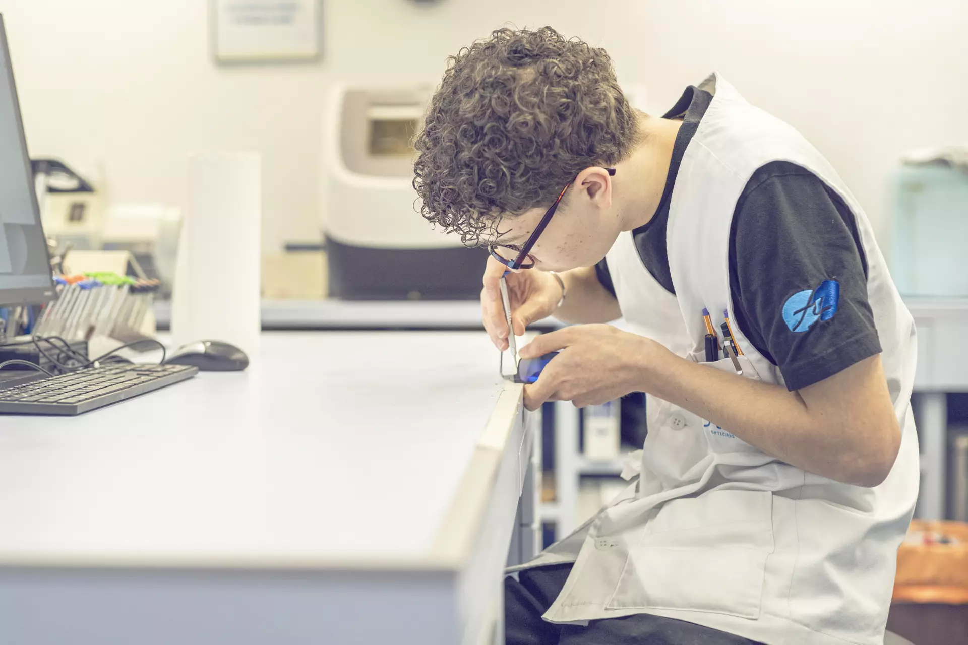 apprenti opticien réparant une paire de lunettes