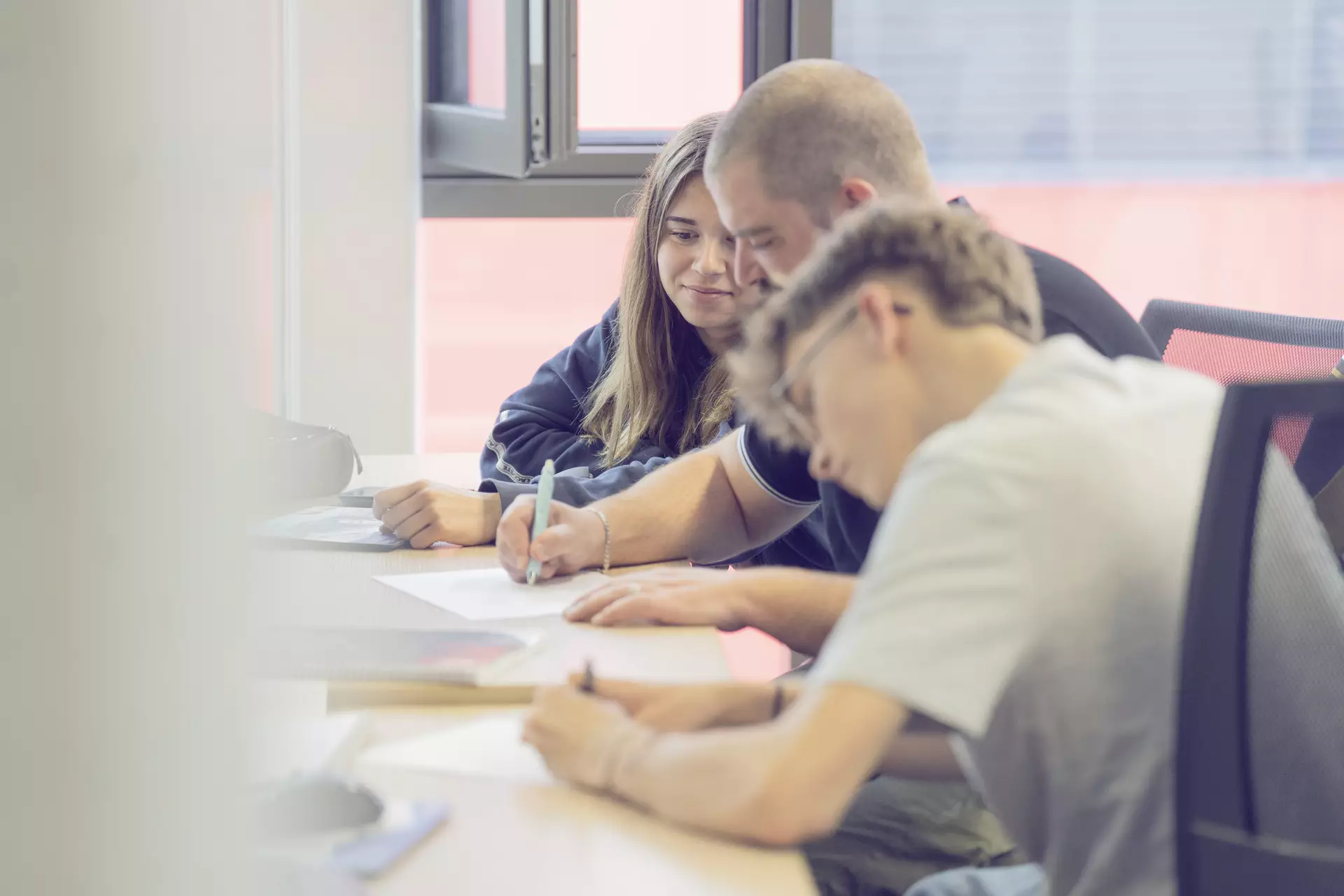 groupe apprenant le métier de dessinateur travaillant ensemble sur une projet.
