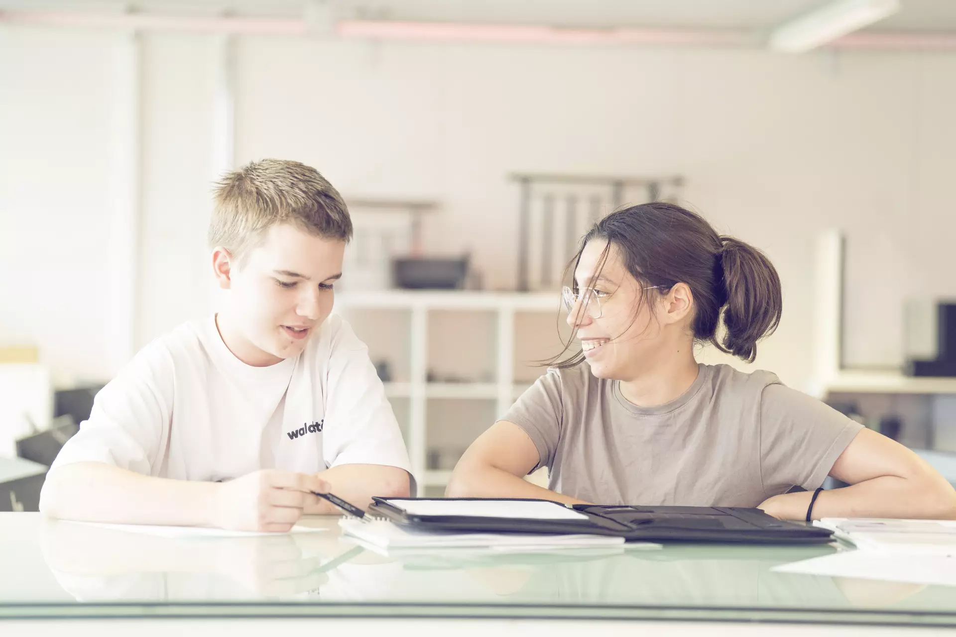 deux apprentis discutant tout sourire