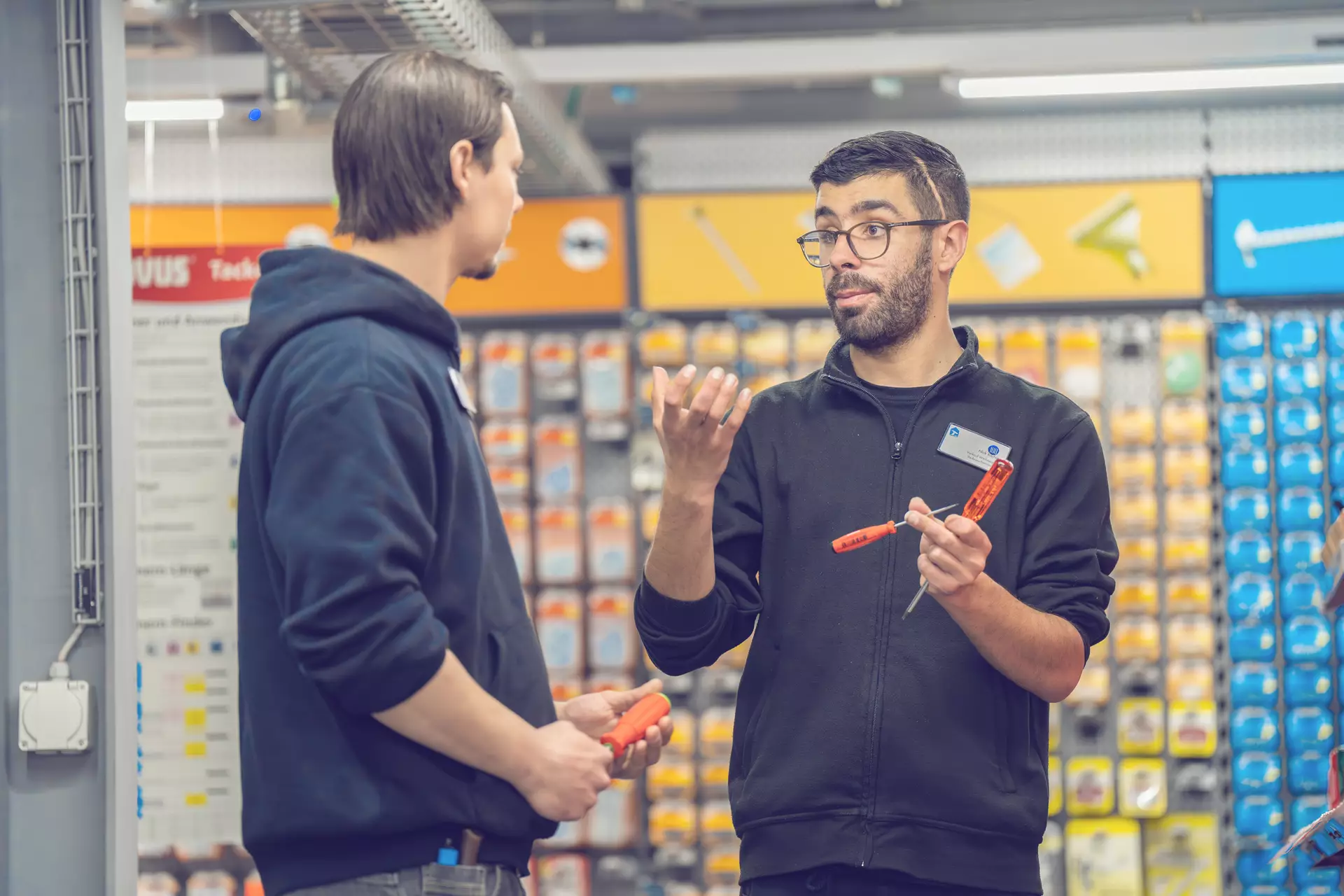 Apprenti gestionnaire de commerce de détail et formateur en train de discuter dans un rayon