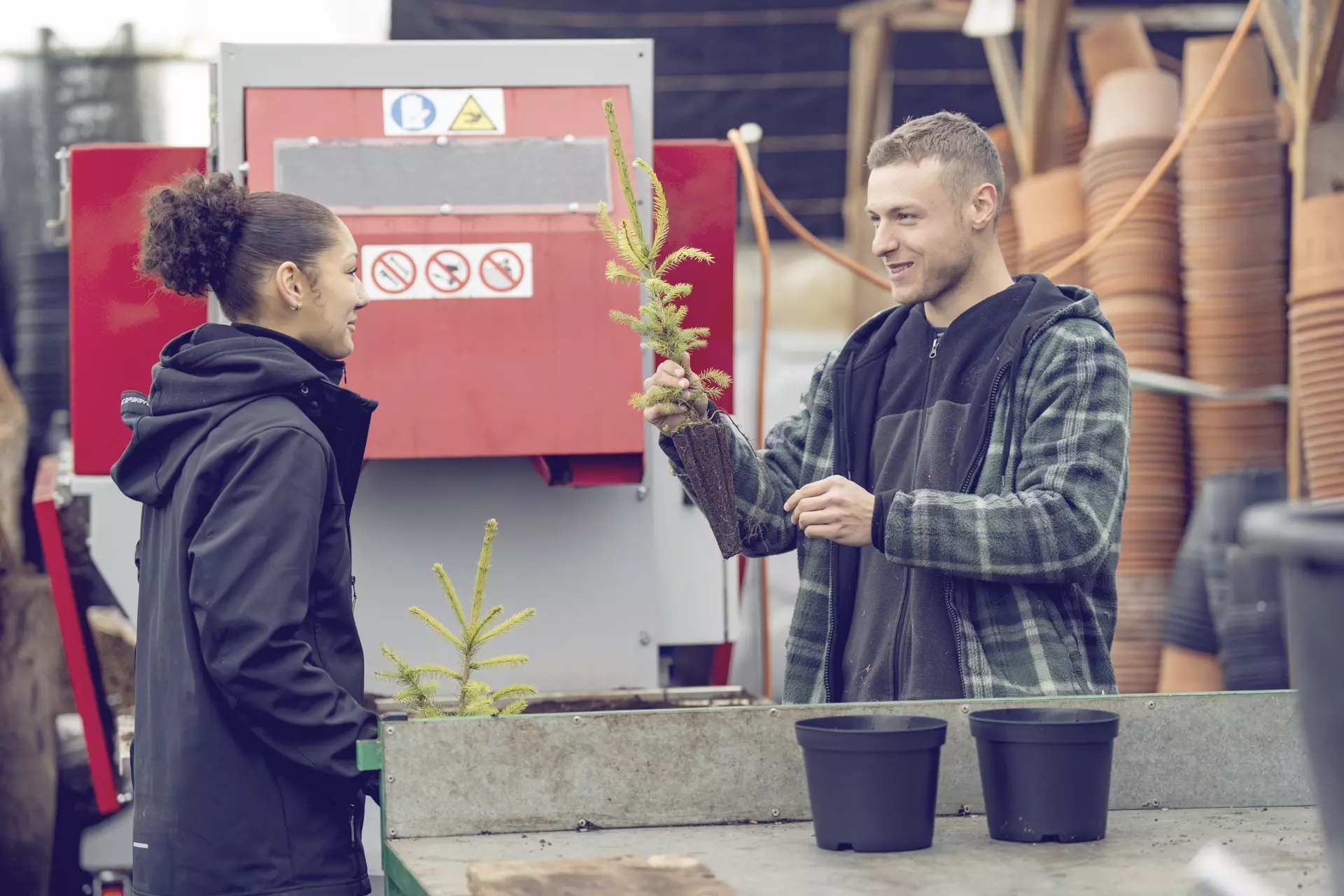 Apprentie paysagiste avec son formateur