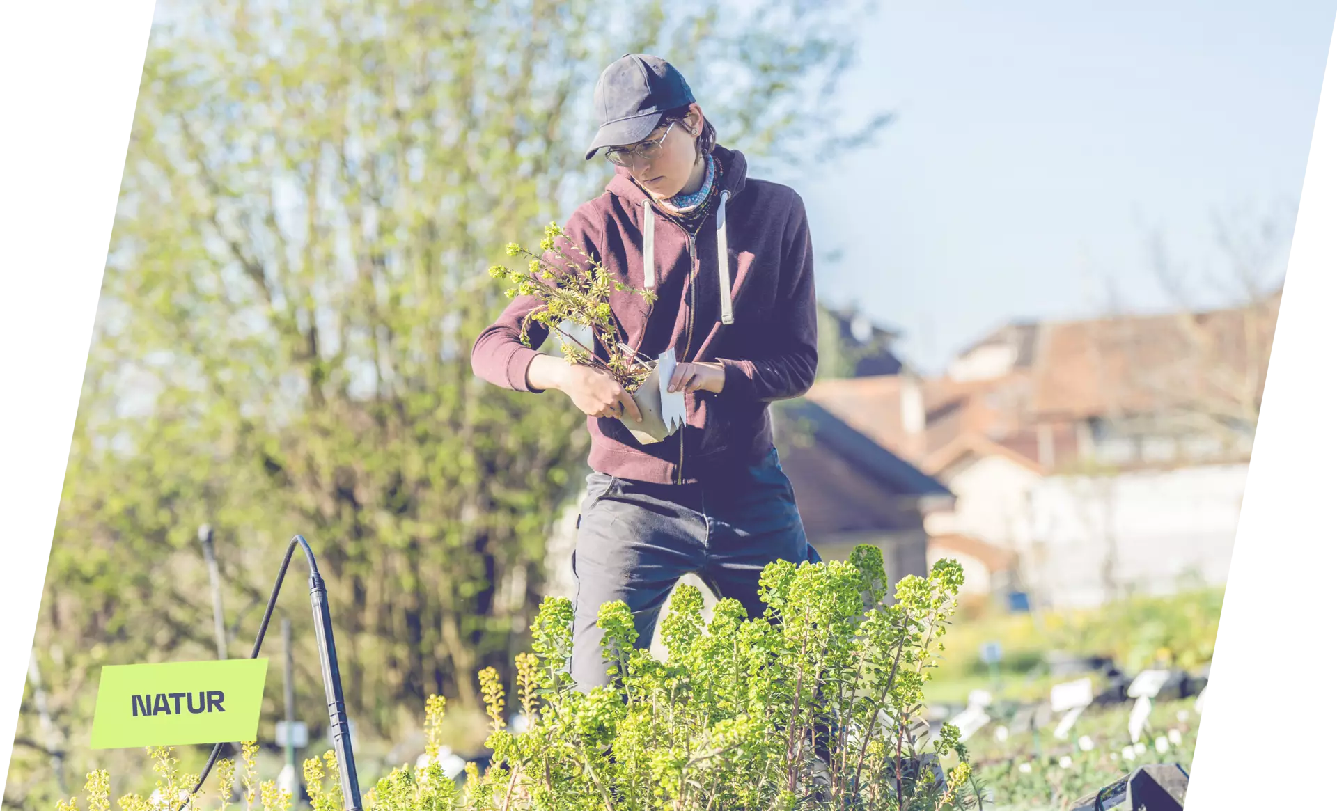 Horticultrice dans une pépinière en train de prendre des notes 
