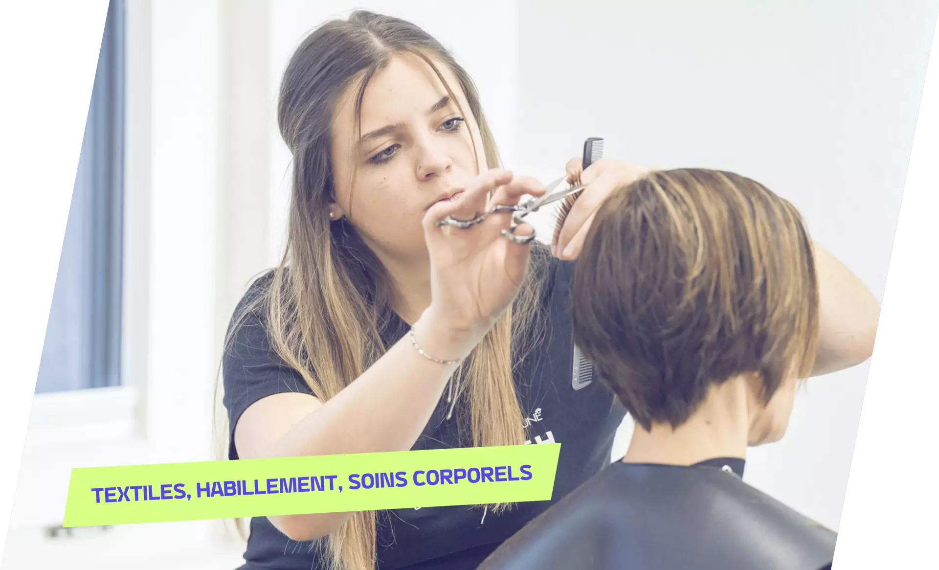 Une coiffeuse en train de faire une coupe à une cliente