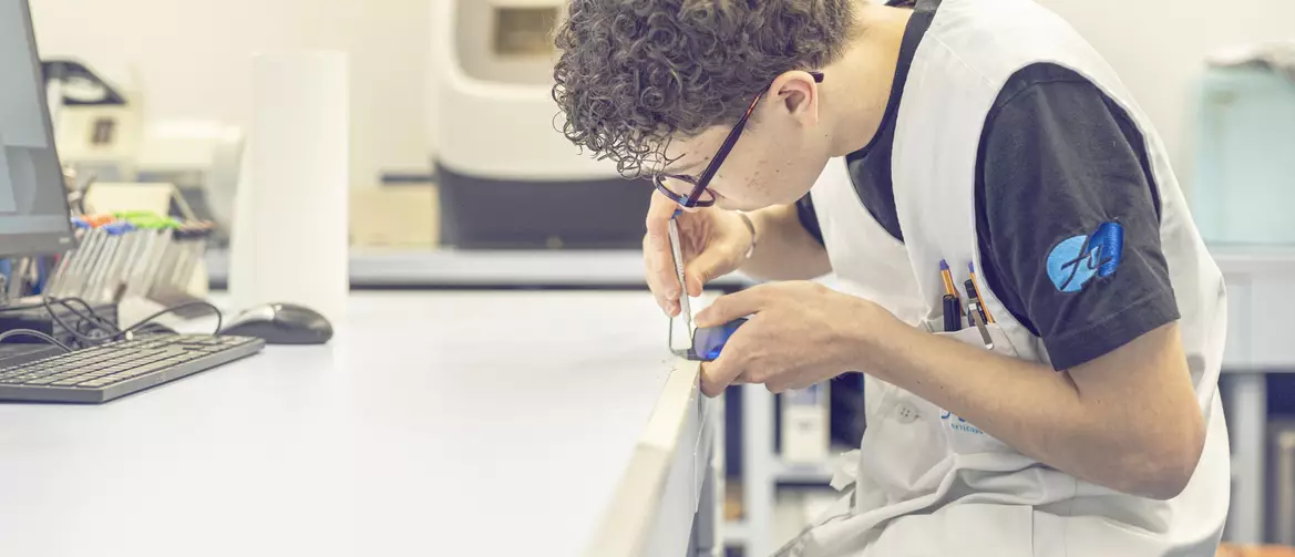 apprenti opticien réparant une paire de lunettes