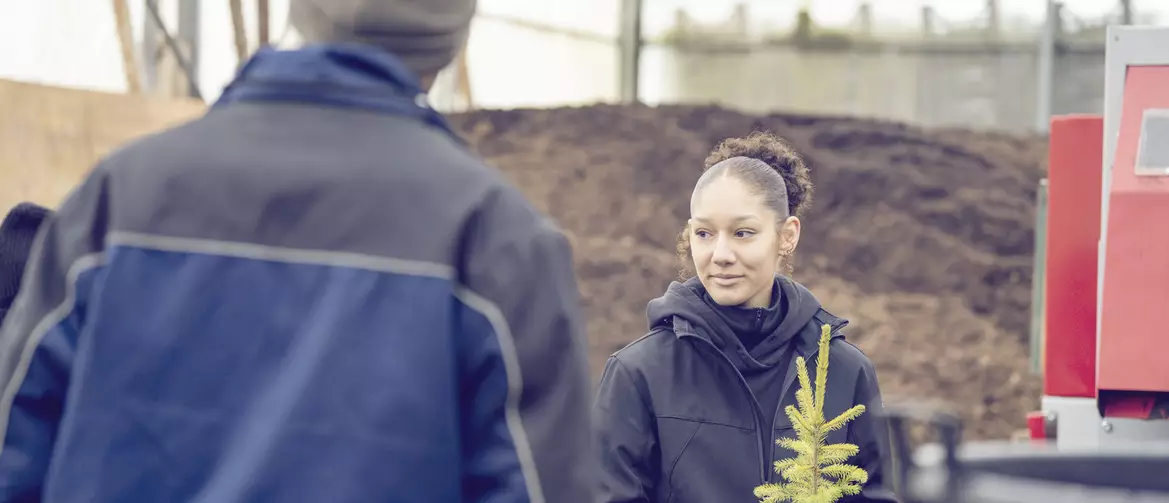 Apprentie paysagiste avec son formateur sourire