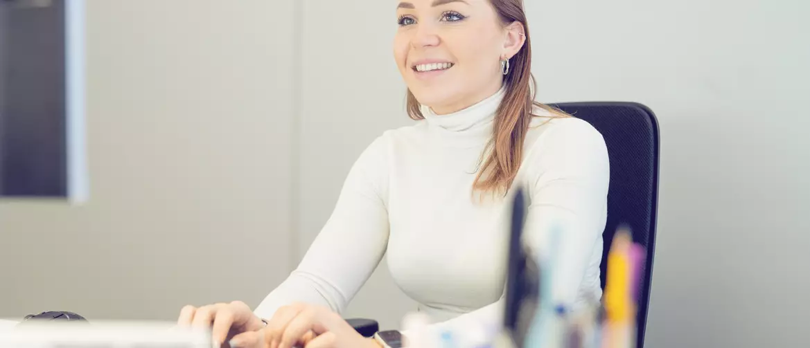 Apprentie employée de commerce devant son ordinateur