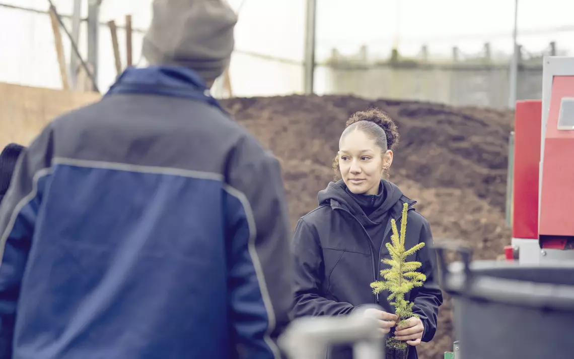 Apprentie paysagiste avec son formateur sourire